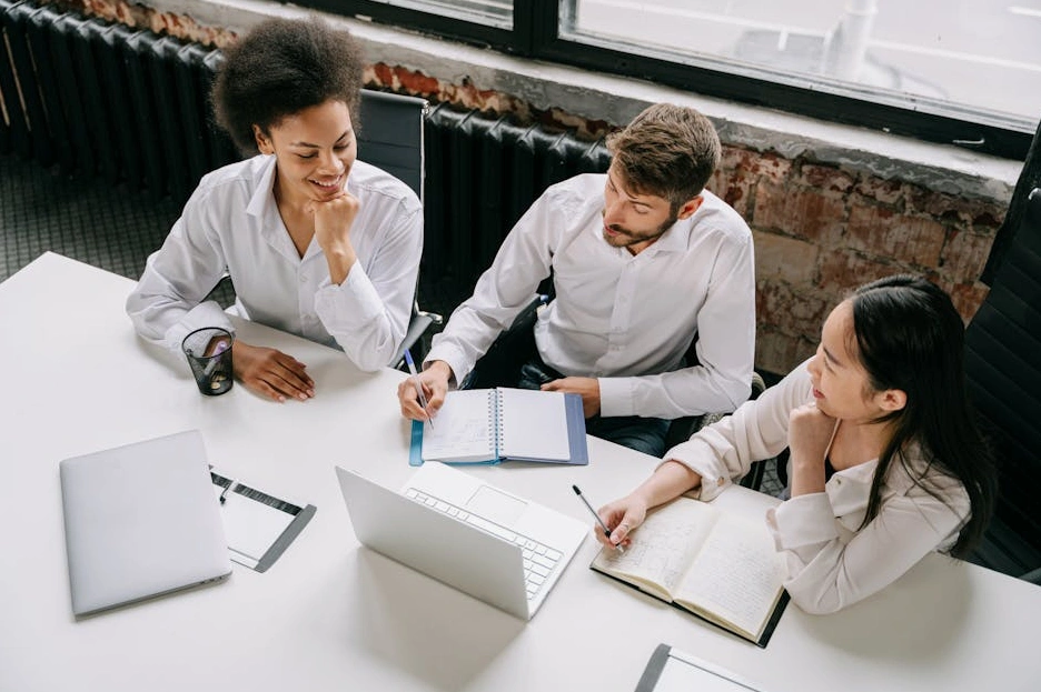 Team diversificato di Wizitcansolutions in una sessione di brainstorming.
